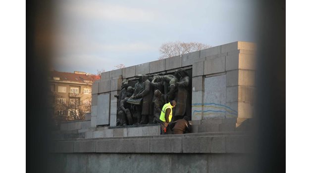 Фигурите на Паметника на Съветската армия ще бъдат демонтирани и реставрирани