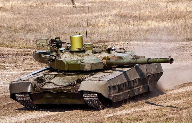 Т-84У тежи 48 тона при дължина 7,7 м, широчина 3,8 м и височина 2,8 м. -- Особено внимание в новата машина Т-84У украинците са отделили на защитата от кумулативни и бронебойни подкалибрени снаряди. Върху корпуса са монтирани гумени панели срещу атаки с РПГ. В абревиатурата У значи украински, а “оплот” се превежда като “опора”. СНИМКИ: АРХИВ НА АВТОРА