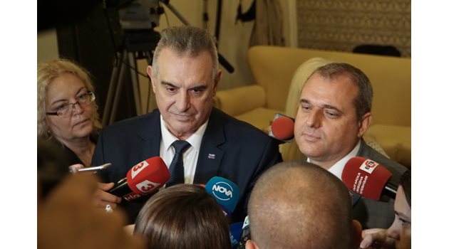 Касабов (вляво) и Веселинов са новите лидери на парламентарната група на “Обединени патриоти”. Снимка ДЕСИСЛАВА КУЛЕЛИЕВА