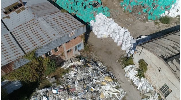 Това е складът в Плевен, където бяха намерени 9 хиляди тона отпадъци.