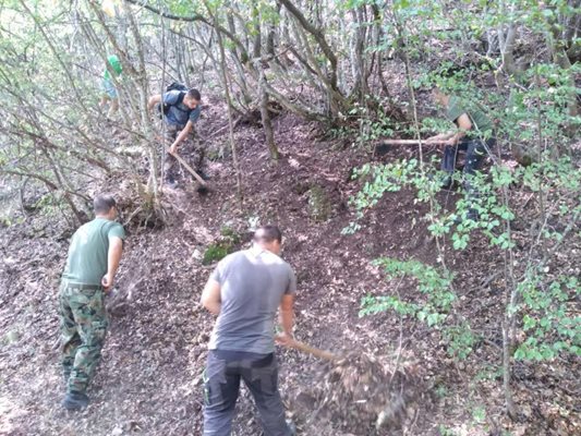 Военните и днес участват в гасенето на пожара над Югово