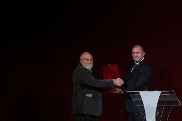 Президентът Румен Радев връчва наградата на писателя Владимир Зарев.

