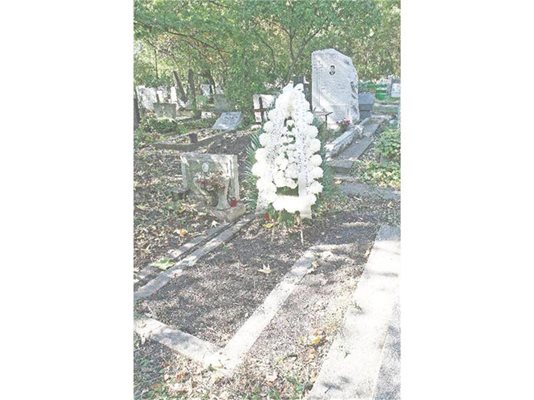 Венецът от Дилма на гроба на брат й Любен
СНИМКА: АНДРЕЙ МИХАЙЛОВ
