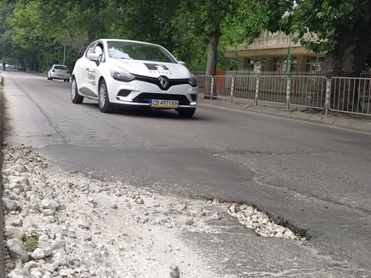 Дупките карат шофьорите да избягват бул. “Александър Стамболийски”.
