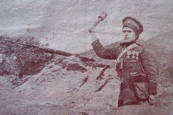 Ушлинова в униформа от българската армия с 3 ордена "За храброст"