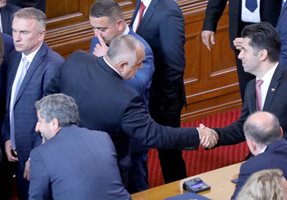 Коментар на седмицата № 3: Бурята на върха обрули най-силно партията на Петков и Василев, сега и кабинетът тежи на тях