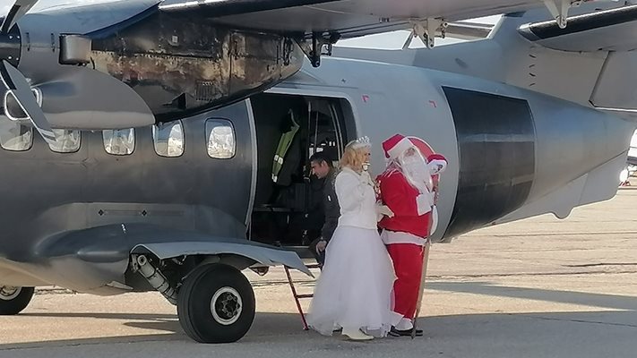 Дядо Коледа и Снежанка кацнаха със самолет в България (Снимки)