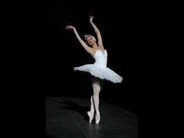 Голямата българска балерина Маша Илиева осъвремени трактовката на Одета-Одилия в “Лебедово езеро”.
