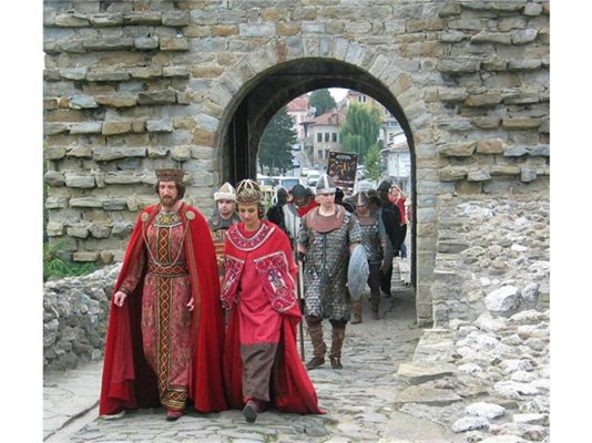 Символичното затваряне на крепостта Царевец от средновековни стражи ще е новата атракция в Търново. Ще има и възстановки на исторически събития от Второто българско царство.