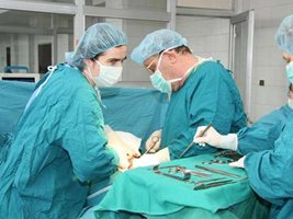 Проф. Ангел Димитров, д-р Фръндева, д-р Нашар, анестезиолозите д-р Гергова и д-р Монов и акушерката Стоичкова помагат на 34-годишната родилка.

