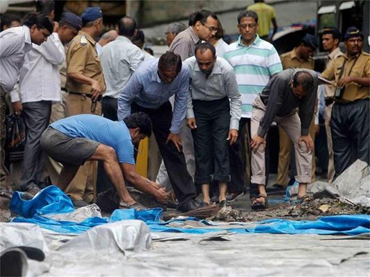 Индийски полицаи и търговци ровят за улики и диаманти сред разрушенията, причинени от атентатите в Мумбай.