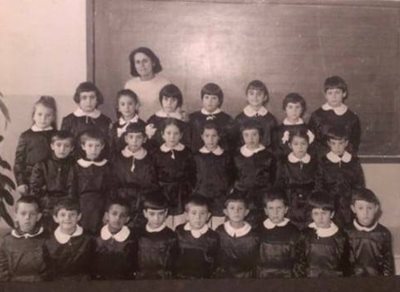 1б клас на 120-о основно училище "Георги Раковски" с класен другарката Правдева. Авторът е на долния ред трети отдясно. 