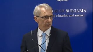 Министърът на образованието казва условията, при които може да учат децата (Видео)