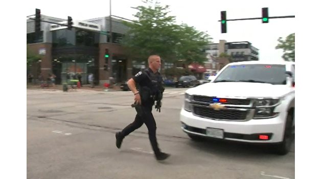 Полицията в предградие на Чикаго се отзовава на постъпили съобщения за стрелба на парад по случай деня на независимостта на САЩ