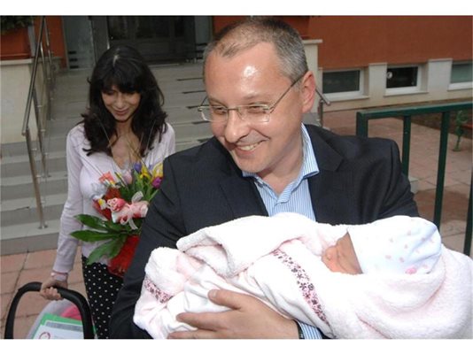 Сергей Станишев с малката Дария при изписването й от родилния дом. 