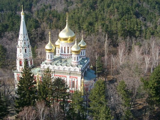 Камбанарията на храма край Шипка е висока 56 метра.