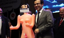 Министърът на икономиката на Чили получи за подарък от бизнес асоциация... надуваема кукла. В устата и&#768; беше пъхната бележка, гласяща: „За да бъде стимулирана икономиката”
