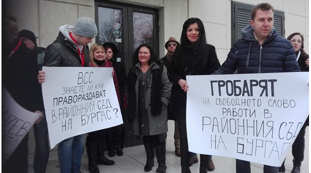 Бургаски журналисти се събраха в Казиното, за да подготвят заедно декларация в защита на свободното слово.СНИМКА:ЕЛЕНА ФОТЕВА