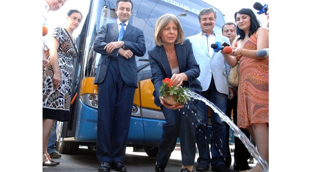 СТАРТ: Кметът Йорданка Фандъкова пуска в движение новите тролеи.