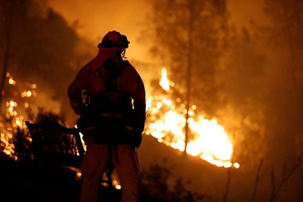 Пожарникар се бори с огъня в Калифорния.