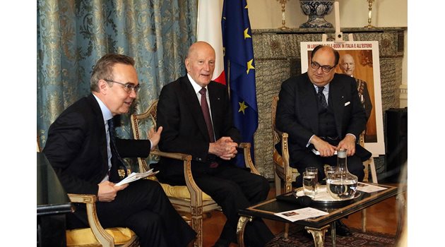 Камило Дзуколи с царя при представянето на мемоарите му на италиански език. Крайният вляво е посланикът на Италия в София.