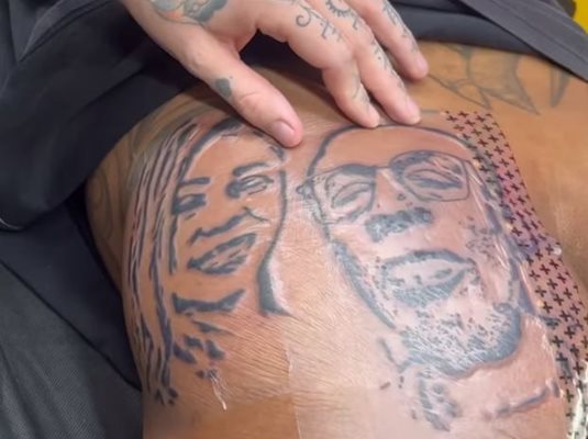 Денис Родман си татуира на задника образа на гаджето