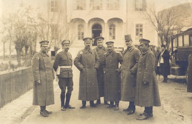 Ген. Никола Жеков в Кюстендил през 1917 г. Той е третият от дясно на ляво до германския офицер.