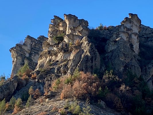 Въображението може да оприличи красивите скали на каквото си иска, но легендата за свекървата, проклела непослушните сватбари, е непоклатима.