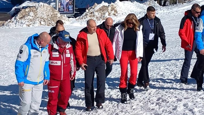 Президентът Радев държи за ръка жена си в Банско (СНИМКИ)