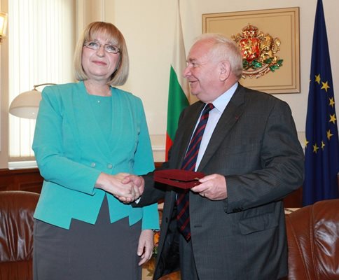 Президентът на ЕНП Жозеф Дол бе посрещнат от шефката на НС Цецка Цачева.