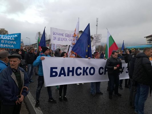 Преди няколко дни хиляди хора от Банско и съседни градове излязоха отново на протест с искането да се разреши изграждането на втори лифт.