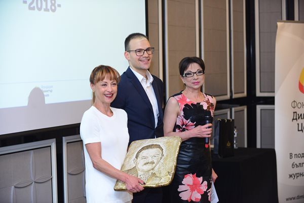 Радина Червенова с наградата на името на Димитър Цонев. Връчи й я синът на журналиста Димитър-младши.  СНИМКИ: ЙОРДАН СИМЕОНОВ