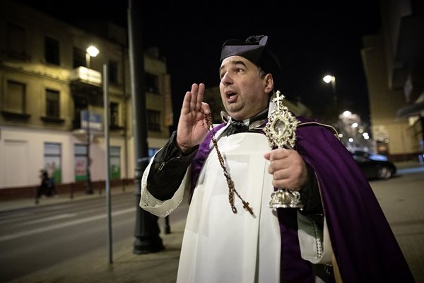 Полски свещеник измисли нов начин за борба с коронавируса. Той държи мощи на свети Антоний и се моли за хората и спирането на разпространението на заразата, като обикаля улиците на град Люблин.