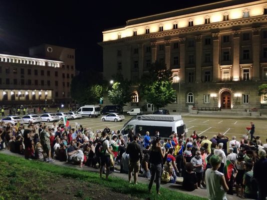 Протестиращите се отправиха на обичайното си вечерно шествие до барикадата на Орлов мост. Снимки Велислав Николов
