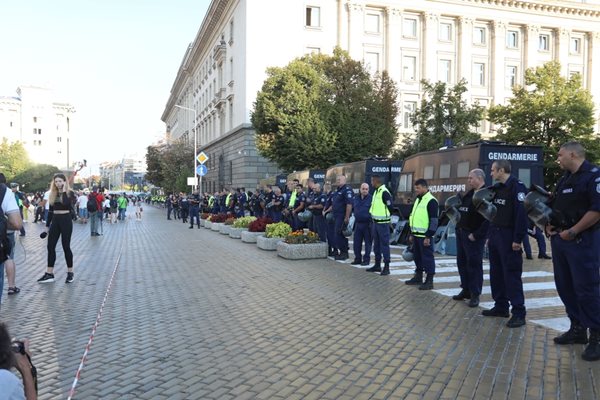 Екипи на полицията изградиха плътни кордони в центъра на София СНИМКА: Николай Литов