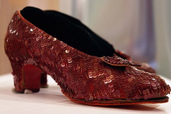 Червените пантофки, които Джуди Гарланд обува за ролята на Дороти в “Магьосникът от Оз”, ще бъдат в музея.
