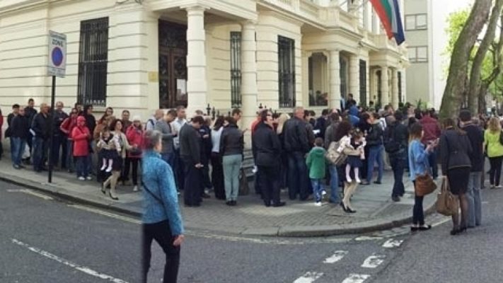 Така изглежда опашка от чакащи за гласуване българи в Лондон на предишни избори.