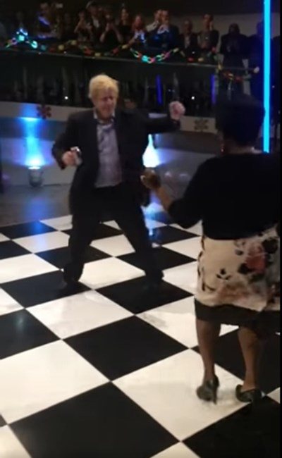 Борис Джонсън и служителка на "Даунинг стрийт" 10 са записани на видео да се вихрят в  танц с лазерен меч.