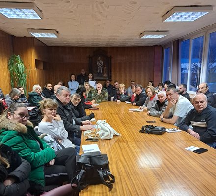 Представители на сдруженията на собствениците по време на срещата със заместник-кмета на Карлово Данка Люртова.