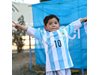 Муртаза Ахмади, афганистанското момченце, станало хит в социалните мрежи заради найлоновия плик, който прилича на футболната фланелка на любимия му Лео Меси, получи истинска тениска – подарък от самия футболист.
