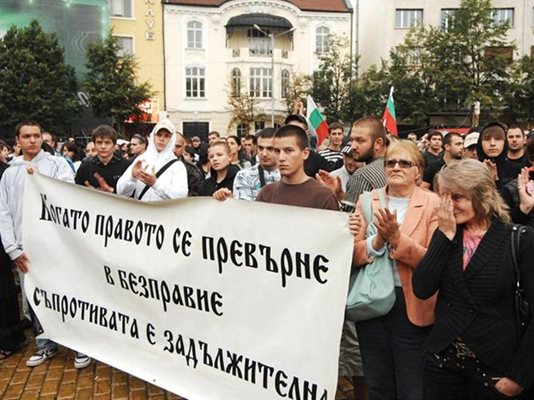 Почернени майки присъстваха на протест в четвъртък вечер пред парламента по повод убийството на 25-годишния Борислав Райнов в София.
СНИМКА: ЙОРДАН СИМЕОНОВ