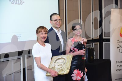 Радина Червенова с наградата на името на Димитър Цонев. Връчи й я синът на журналиста Димитър-младши.  СНИМКИ: ЙОРДАН СИМЕОНОВ