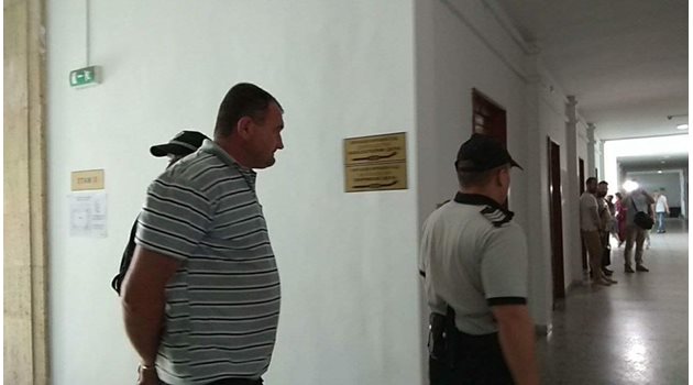 Украинският шофьор бе доведен с белезници в Бургаския окръжен съд. Снимка:Елена Фотева