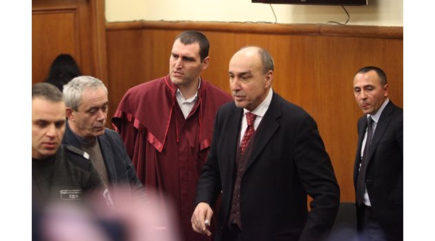 Прокурор Ангел Кънев (с червената тога) преди съдебно заседание