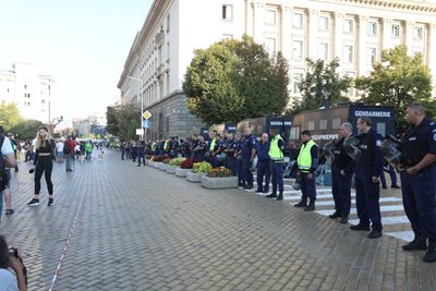 Police teams build tight cordons in the center of Sofia PHOTO: Nikolay Litov