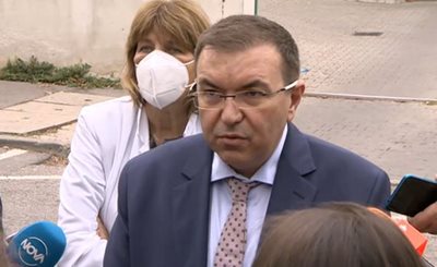 Minister Angelov gives a statement to the Hospital for Infectious Diseases.