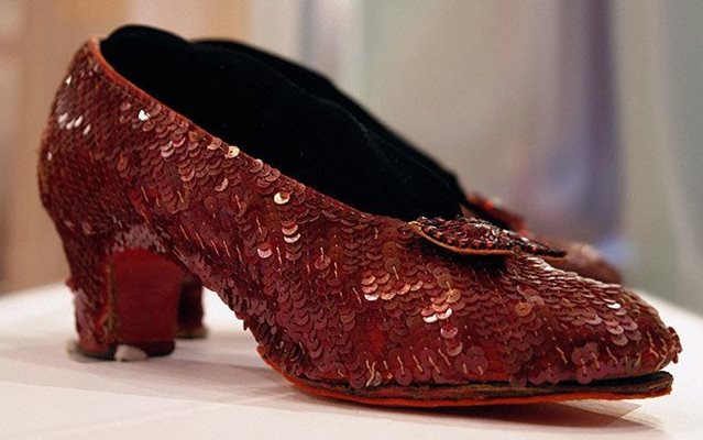 Червените пантофки, които Джуди Гарланд обува за ролята на Дороти в “Магьосникът от Оз”, ще бъдат в музея.
