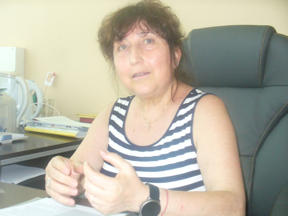 Директорката на училището Димитрина Йовчева се доверила на младата учителка Мария Личева, която нямала и ден педагогически стаж, и не сбъркала.
