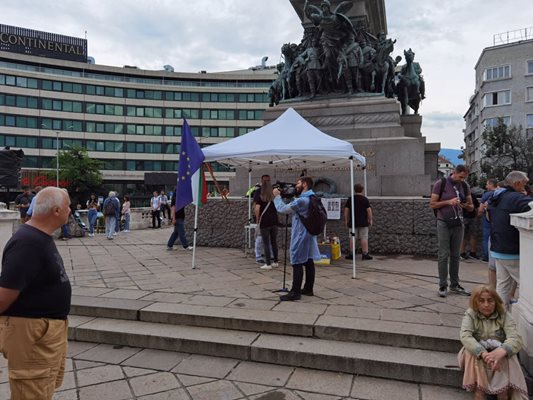 Хората в подкрепа на правителството започнаха да се събират малко преди 17 ч.