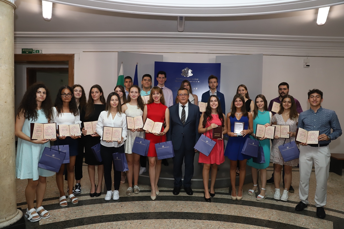 Министър Сашо Пенов връчи на 25 пълни отличници гимназиалните дипломи
